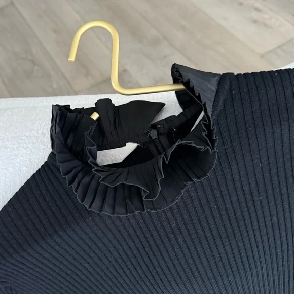 OSCAR DE LA RENTA , Black Ribbed Long Sleeve Top with Pleated Collar and cuffs - Picture 3 of 10